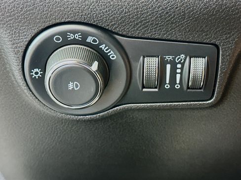 Used 2025 Jeep Compass Limited image 17