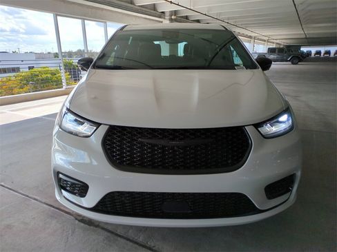 New 2024 Chrysler Pacifica Select w/ Uconnect Theater Family Group image 3