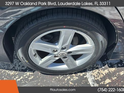 Used 2012 Toyota Camry SE w/ Leather Pkg FWD image 18