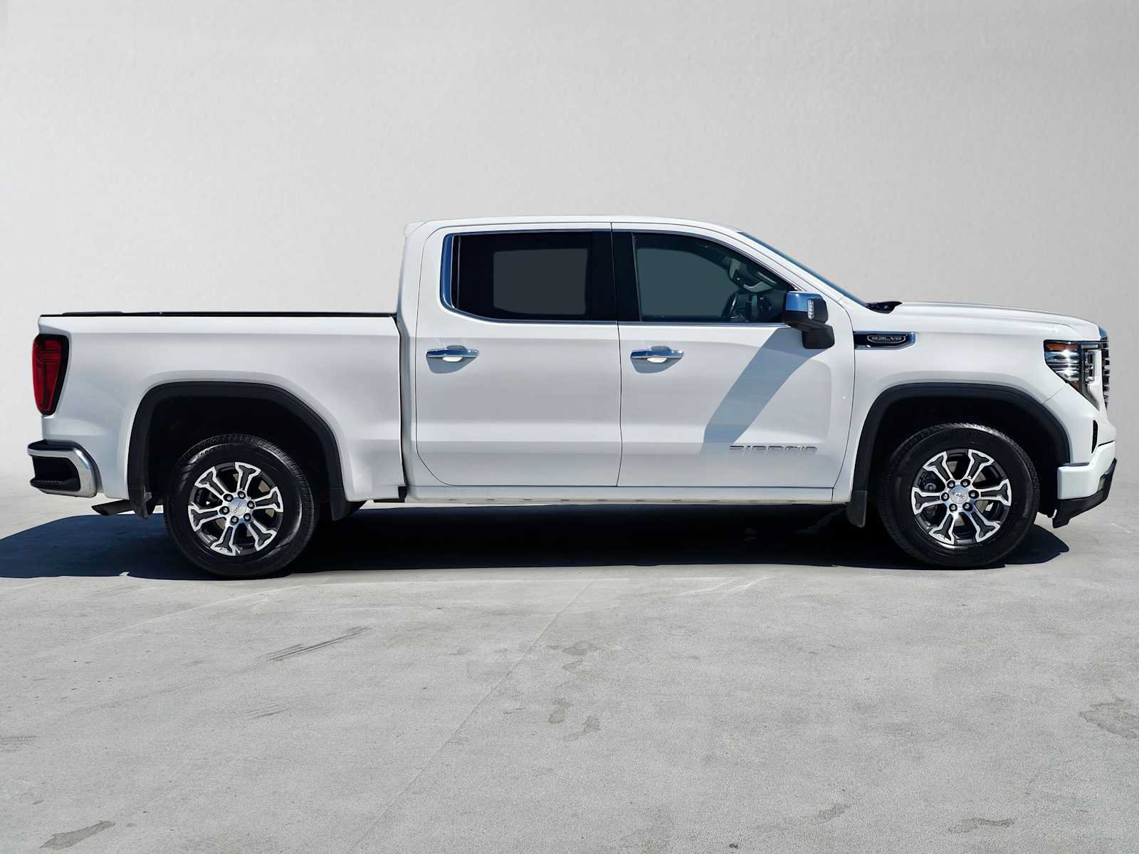 Used 2025 GMC Sierra 1500 SLT RWD image 2