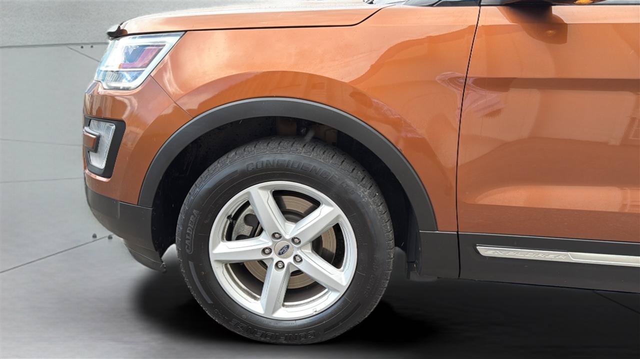 Used 2017 Ford Explorer XLT w/ Equipment Group 202A AWD/4WD image 34