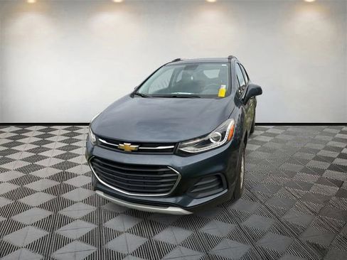 Used 2022 Chevrolet Trax LT w/ LT Convenience Package AWD/4WD image 2