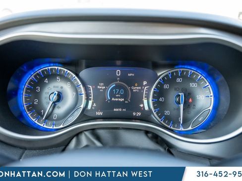 Used 2023 Chrysler Pacifica Touring-L FWD image 7