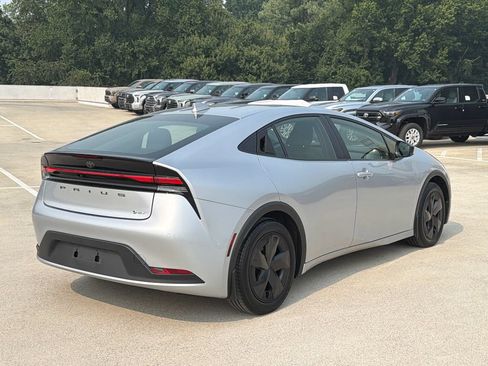 Used 2025 Toyota Prius LE FWD image 4