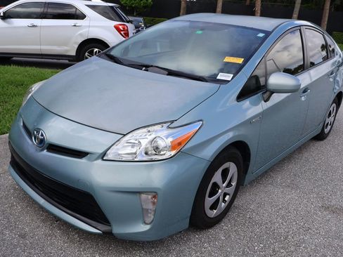 Used 2014 Toyota Prius Two FWD image 2