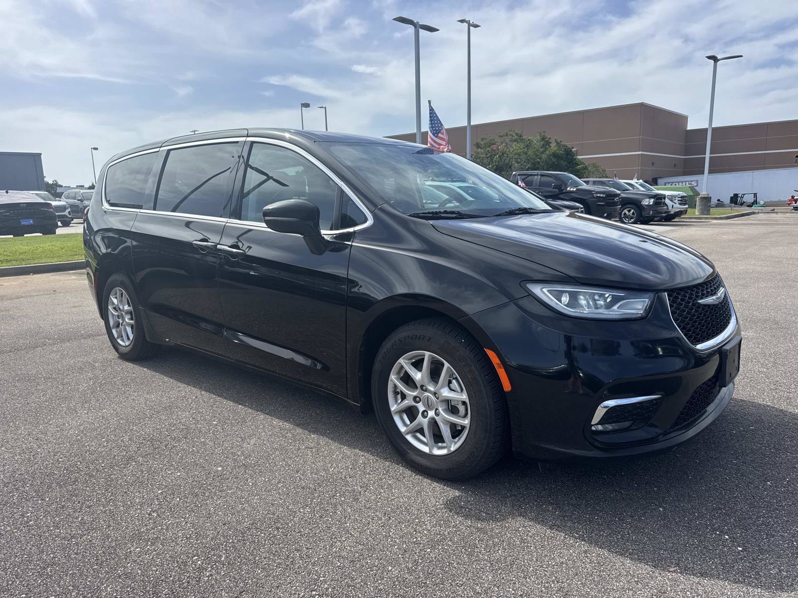 Used 2024 Chrysler Pacifica Touring-L FWD image 3