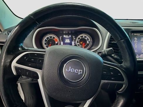 Used 2018 Jeep Cherokee Latitude Plus w/ Cold Weather Group image 10