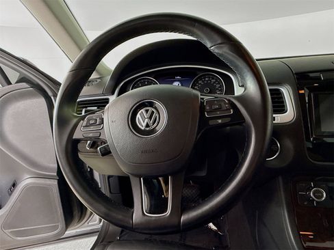 Used 2014 Volkswagen Touareg VR6 image 11
