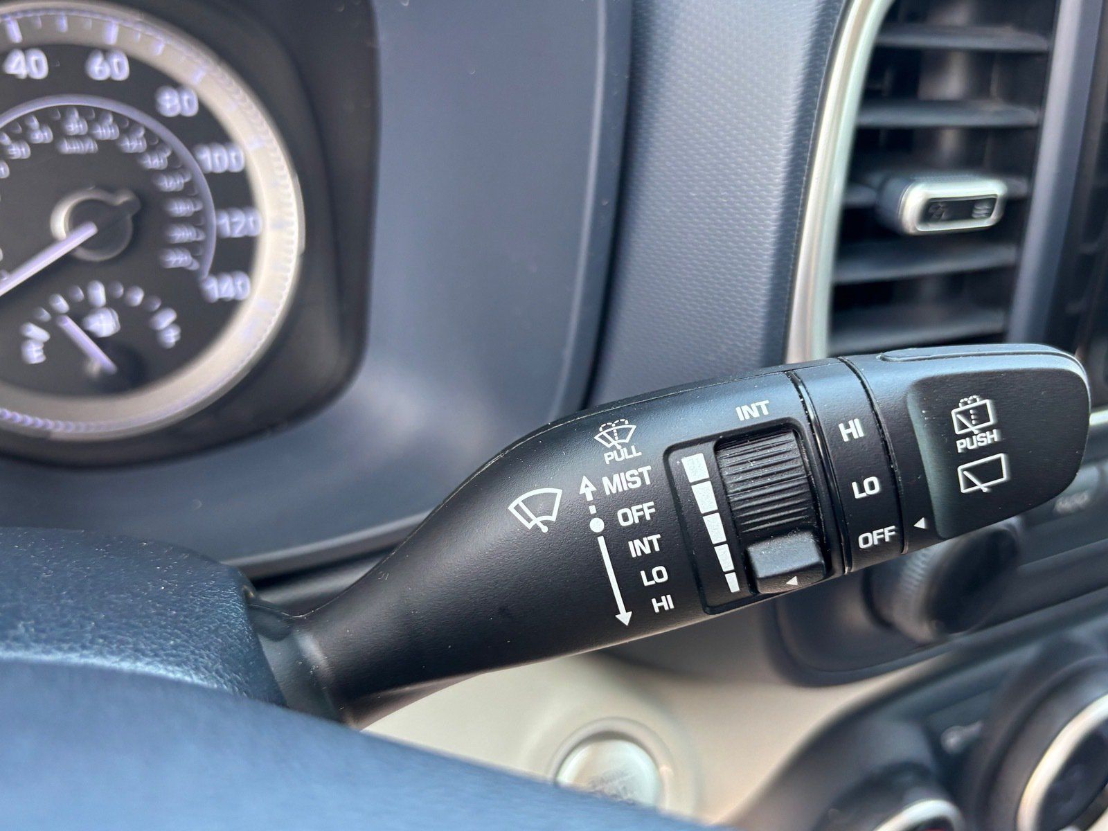 Used 2021 Hyundai Venue FWD image 25