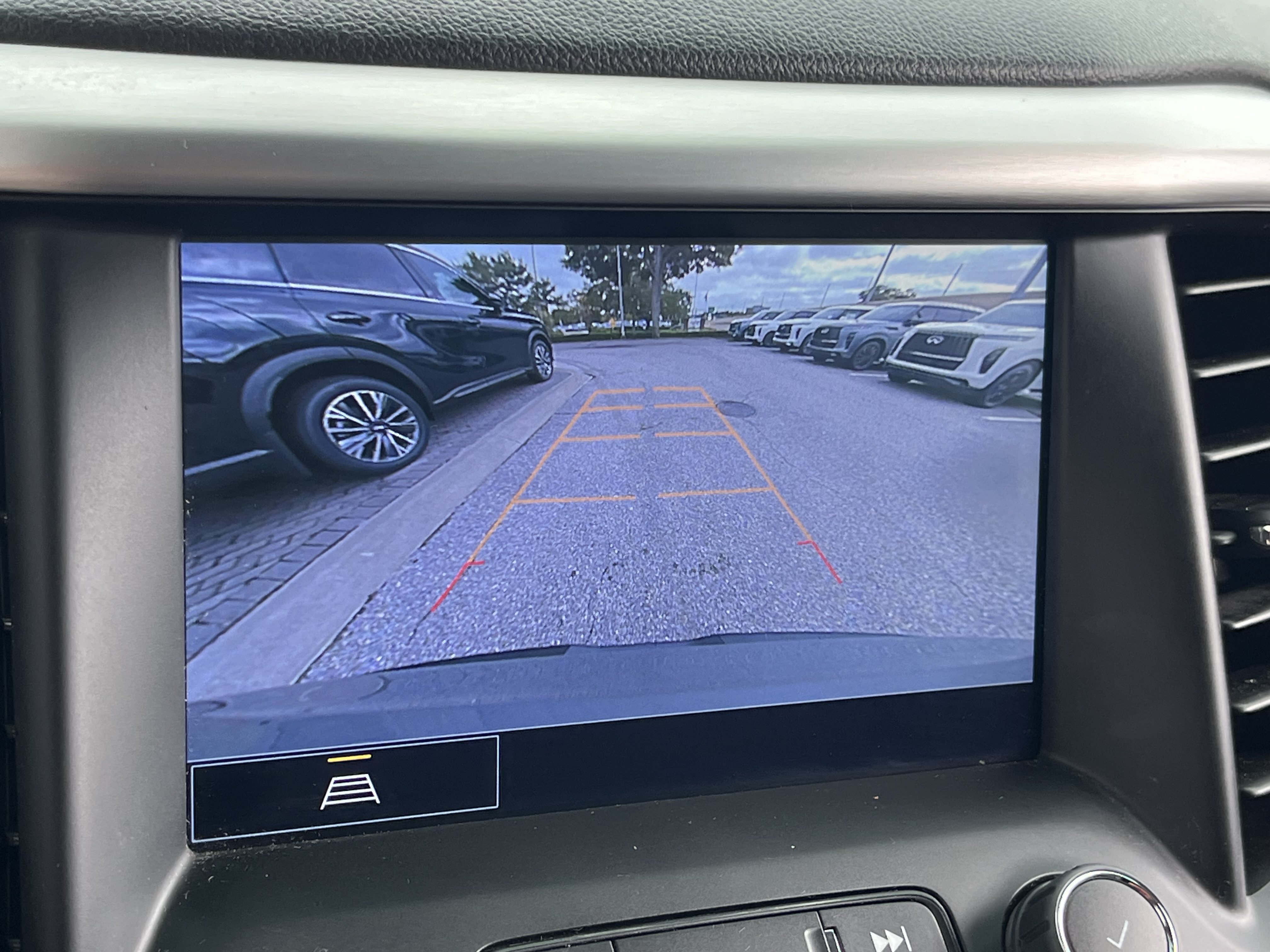 Used 2023 GMC Acadia SLT FWD image 4