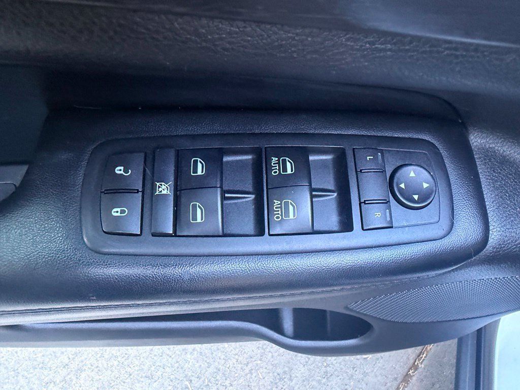 Used 2017 Jeep Grand Cherokee Laredo AWD/4WD image 12