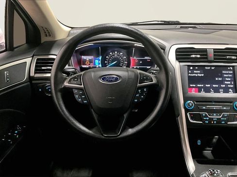 Used 2017 Ford Fusion SE w/ Fusion SE Technology Package image 8