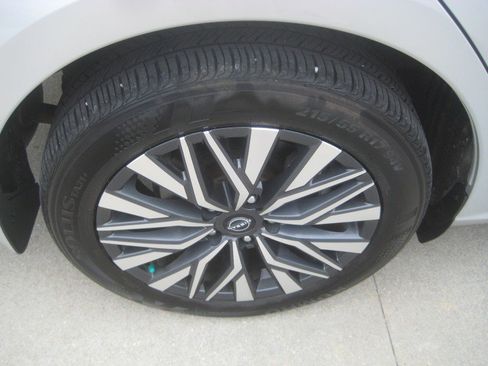 Used 2024 Nissan Altima 2.5 SV AWD/4WD image 9