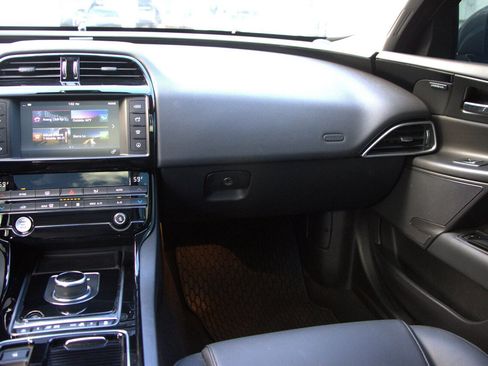 Used 2018 Jaguar XE Premium image 35