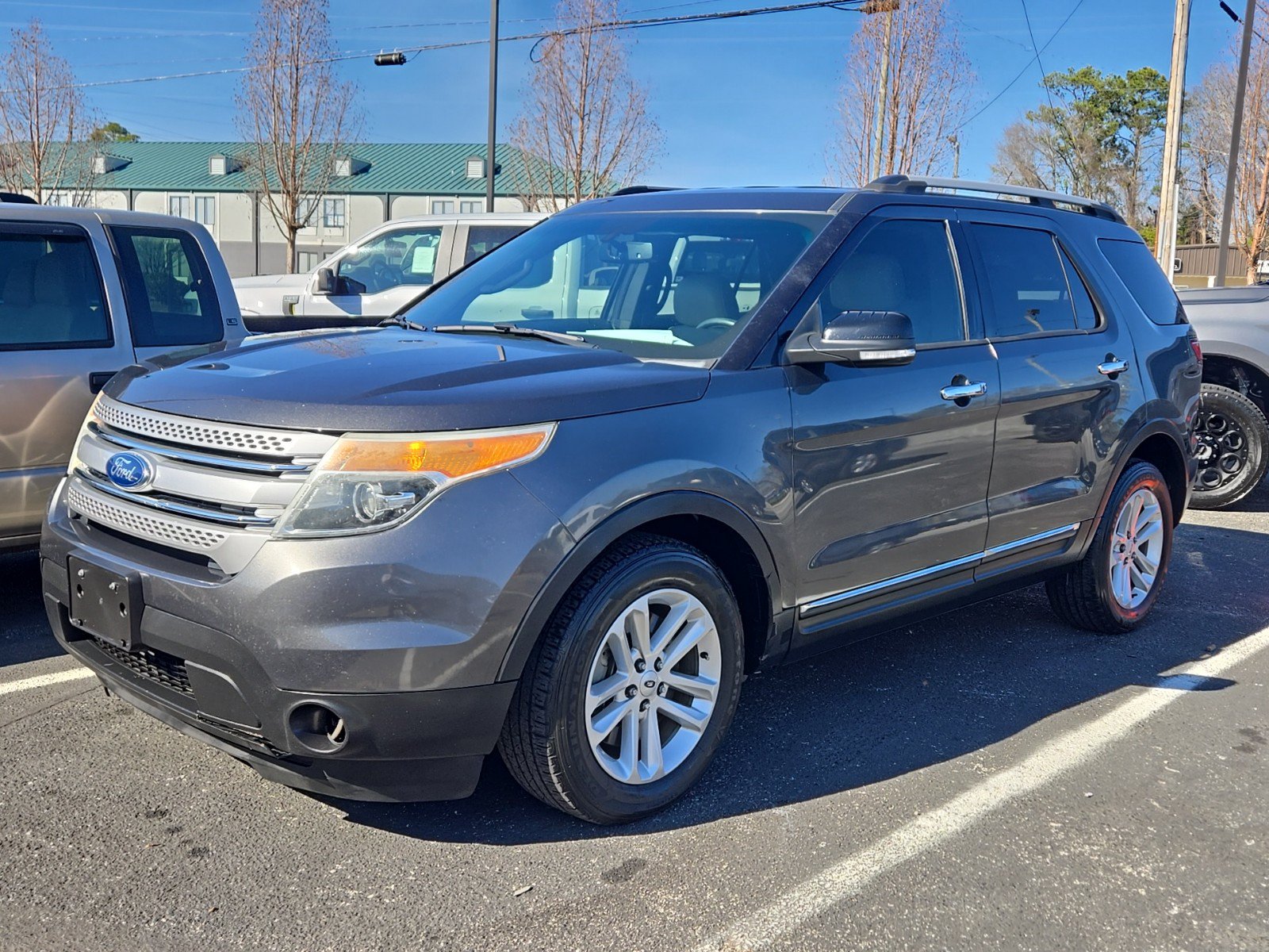 Used 2015 Ford Explorer XLT w/ Equipment Group 202B FWD image 1