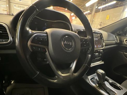 Used 2019 Jeep Grand Cherokee Laredo w/ 18" Wheel & 8.4" Radio Group RWD image 23
