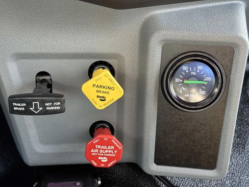 Used 2025 Ford F650 2WD Regular Cab Super Duty image 32