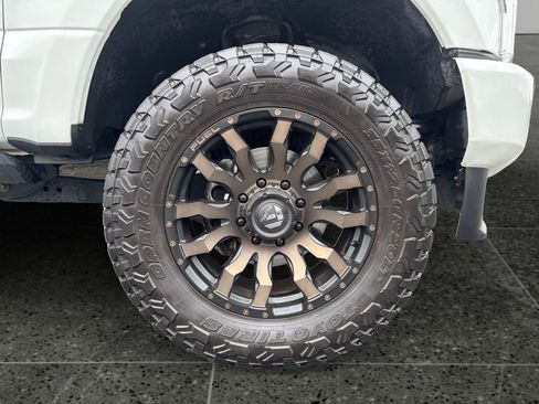 Used 2022 Ford F350 Platinum w/ FX4 Off-Road Package AWD/4WD image 9