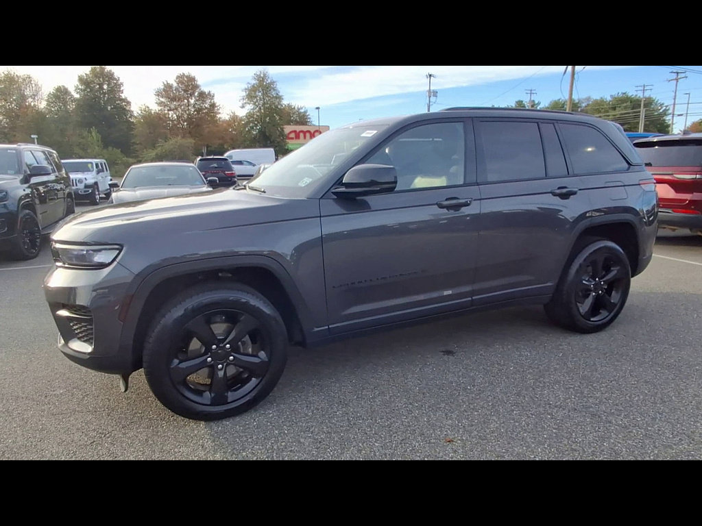 Used 2023 Jeep Grand Cherokee Altitude AWD/4WD image 4