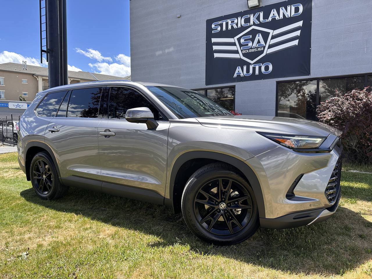 Used 2025 Toyota Grand Highlander AWD Hybrid w/ Blackout Package (GST) image 1