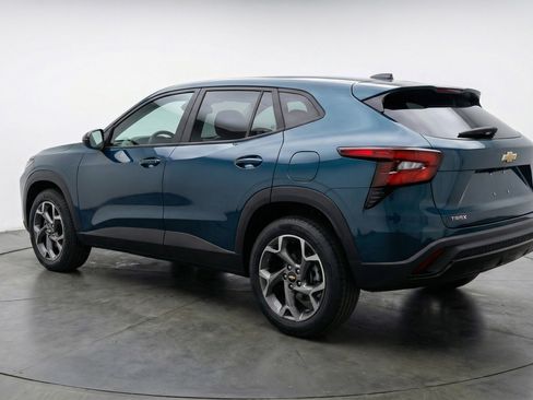 Used 2025 Chevrolet Trax LT w/ LT Convenience Package image 6