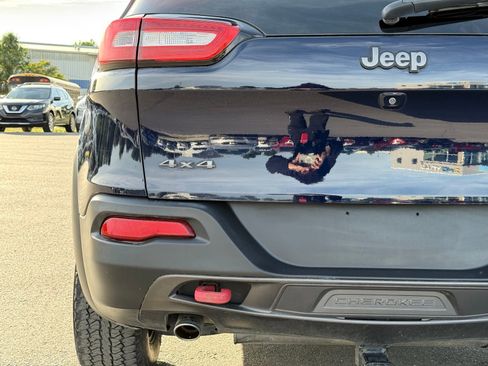 Used 2016 Jeep Cherokee Trailhawk AWD/4WD image 8