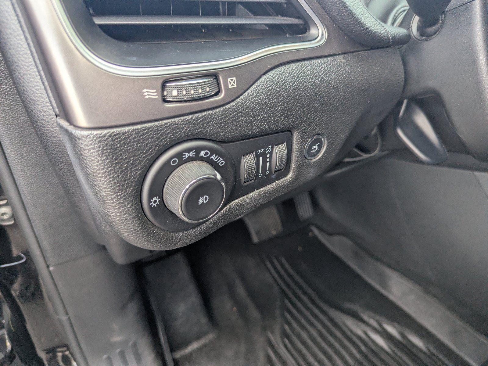 Used 2020 Jeep Cherokee Latitude Lux w/ Comfort/Convenience Group FWD image 23