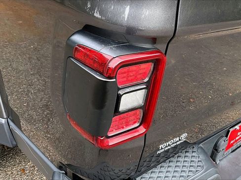 Used 2022 Jeep Gladiator Overland w/ Popular Equipment Package image 20