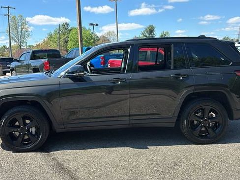 Used 2023 Jeep Grand Cherokee Limited w/ Luxury Tech Group II AWD/4WD image 4