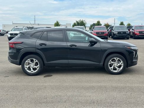 Used 2024 Chevrolet Trax LS w/ LS Convenience Package FWD image 8