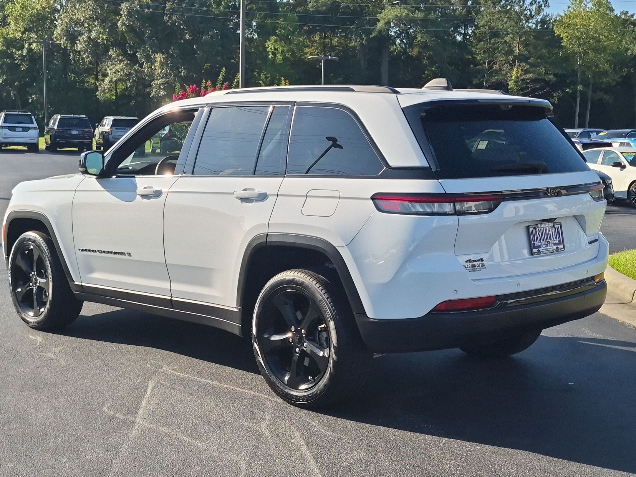 Used 2025 Jeep Grand Cherokee Limited w/ Luxury Tech Group II AWD/4WD image 5