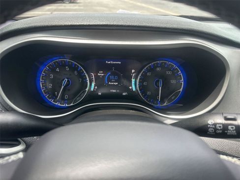 Used 2022 Chrysler Pacifica Touring FWD image 20