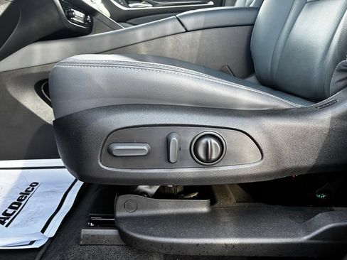 Used 2023 Buick Enclave Essence AWD/4WD image 8
