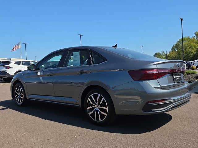 Used 2025 Volkswagen Jetta SE FWD image 3