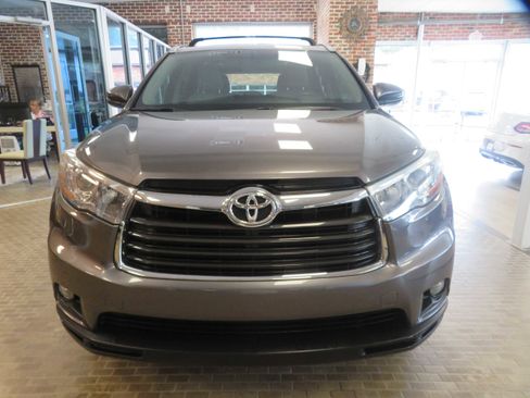Used 2016 Toyota Highlander XLE FWD image 2