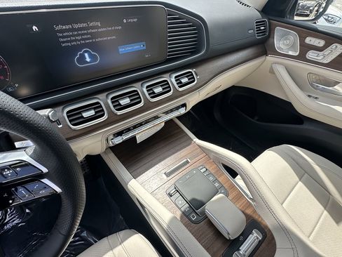New 2026 Mercedes-Benz GLS 450 4MATIC image 32