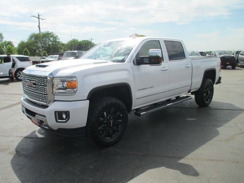 Used 2018 GMC Sierra 2500 Denali w/ Duramax Plus Package AWD/4WD image 15