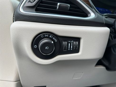 Used 2022 Chrysler Pacifica Limited w/ Uconnect Theater Family Group image 31