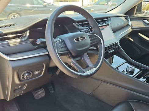 Used 2023 Jeep Grand Cherokee Limited w/ Black Appearance Package AWD/4WD image 10