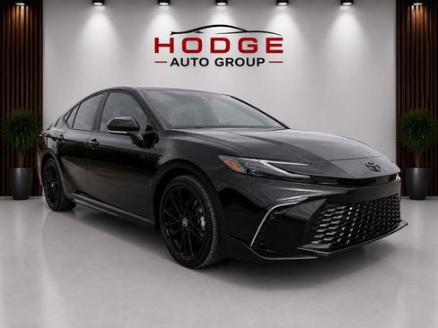 Used 2025 Toyota Camry XSE FWD image 3