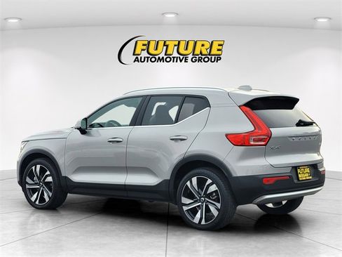 Used 2023 Volvo XC40 B5 Plus image 7