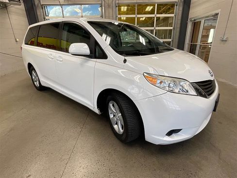Used 2012 Toyota Sienna LE image 7