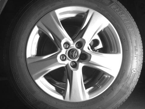 Used 2025 Toyota Highlander LE FWD image 14