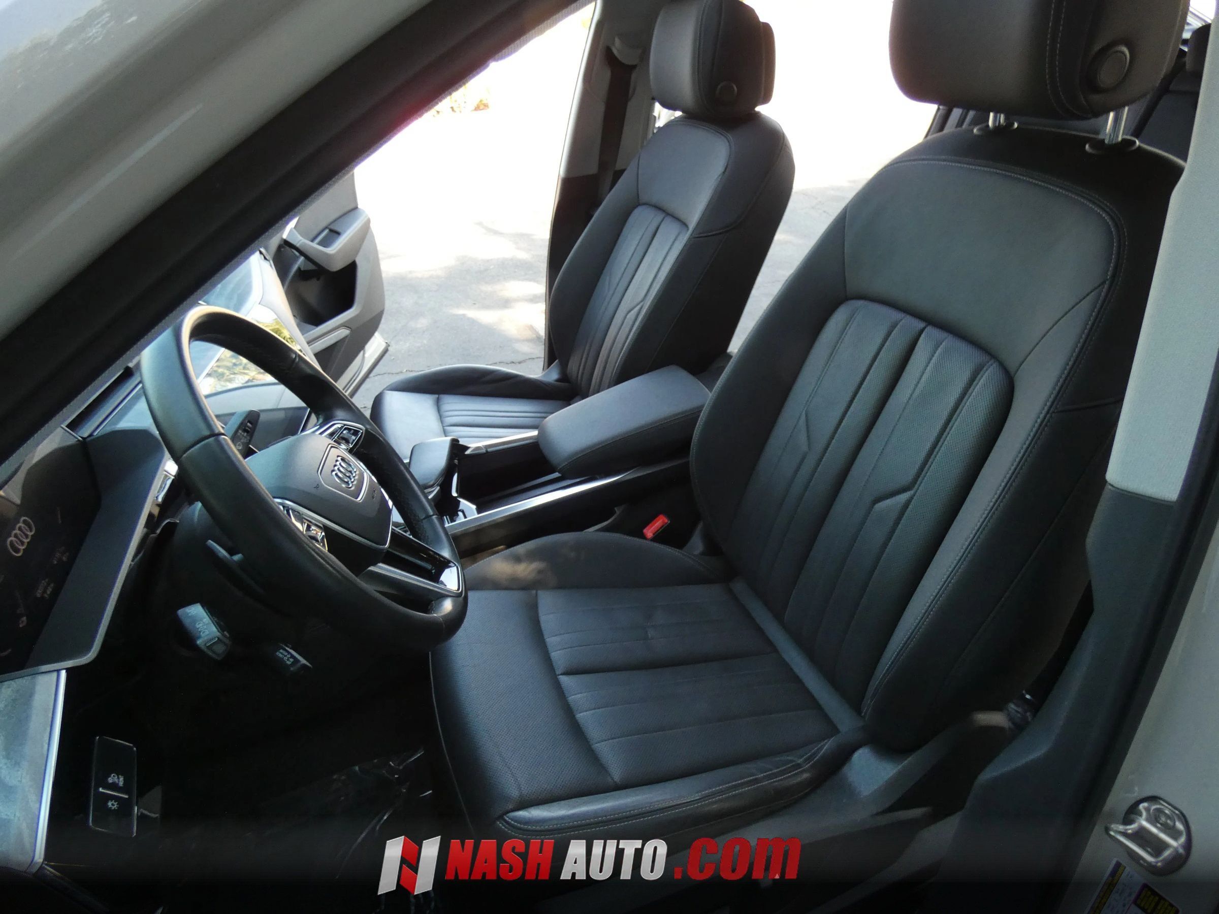 Used 2022 Audi e-tron Premium Plus w/ Premium Plus Package AWD/4WD image 55