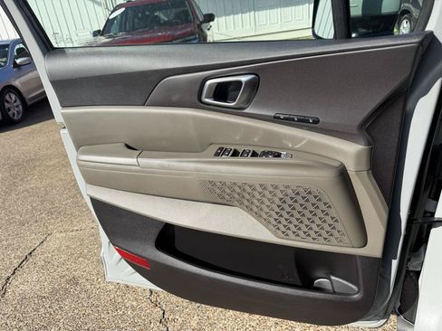 Used 2025 Kia Carnival EX FWD image 12