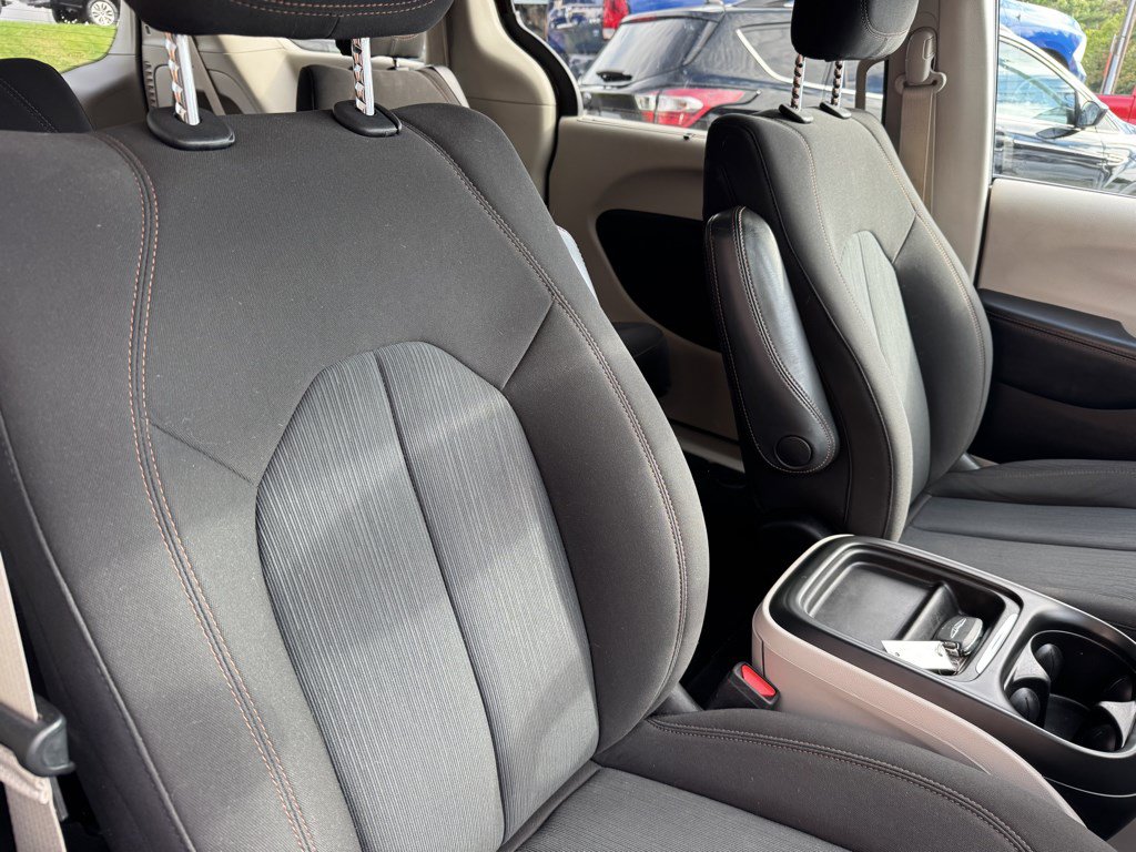 Used 2020 Chrysler Pacifica Touring FWD image 9