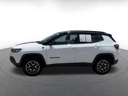 Used 2025 Jeep Compass Trailhawk AWD/4WD image 9