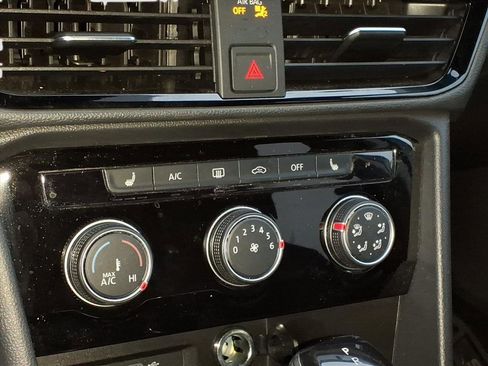 Used 2023 Volkswagen Taos SE image 15