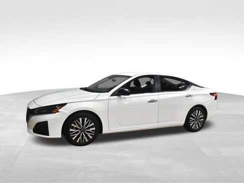 Used 2025 Nissan Altima 2.5 SV FWD image 3