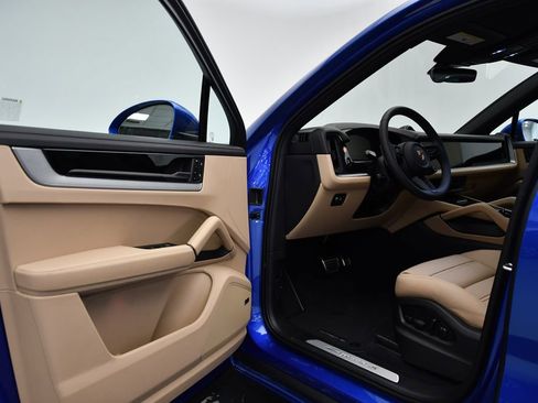 Used 2025 Porsche Cayenne S image 4